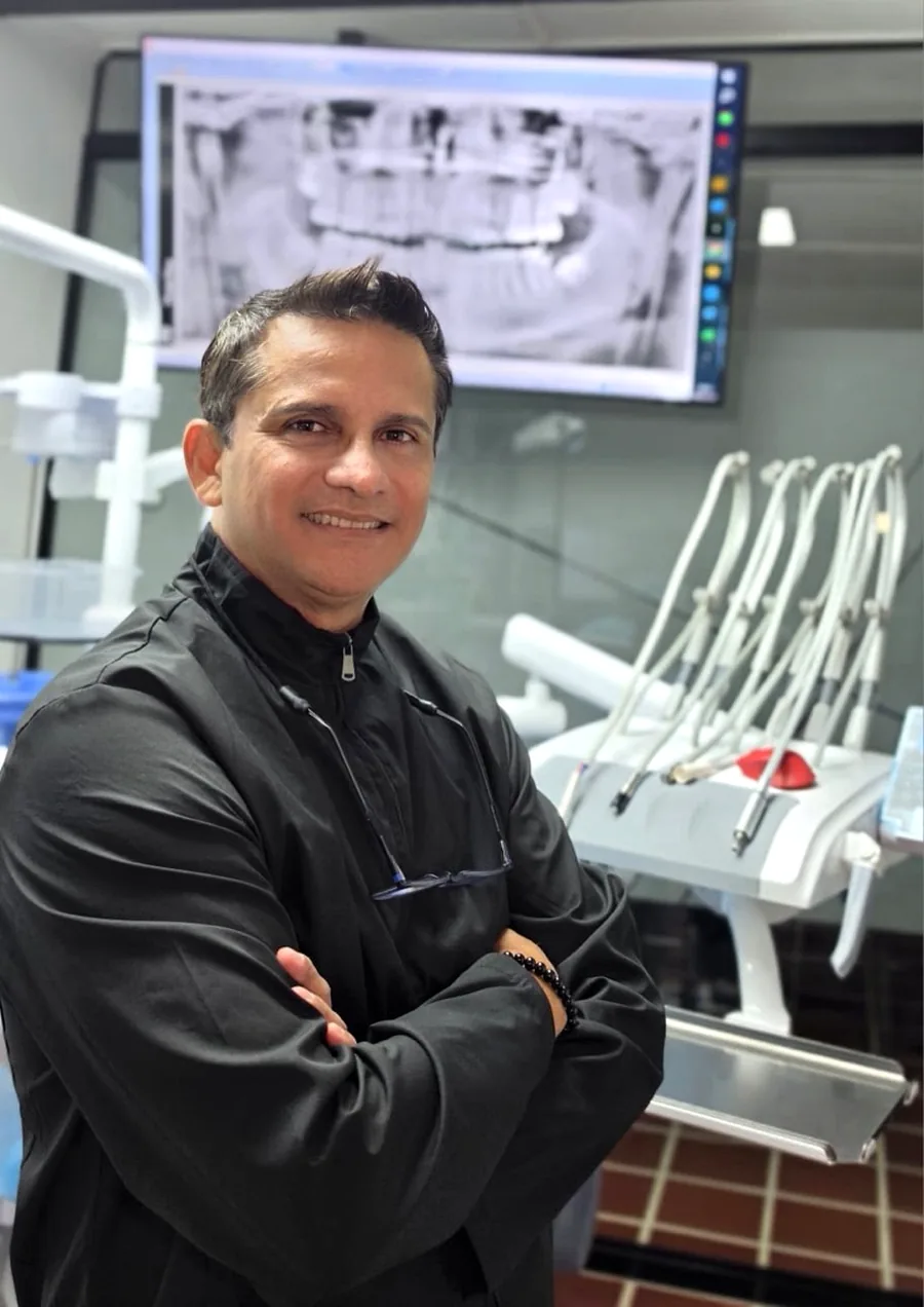 Dr. Roberto Catalán, implantologist at Dental One in San Salvador