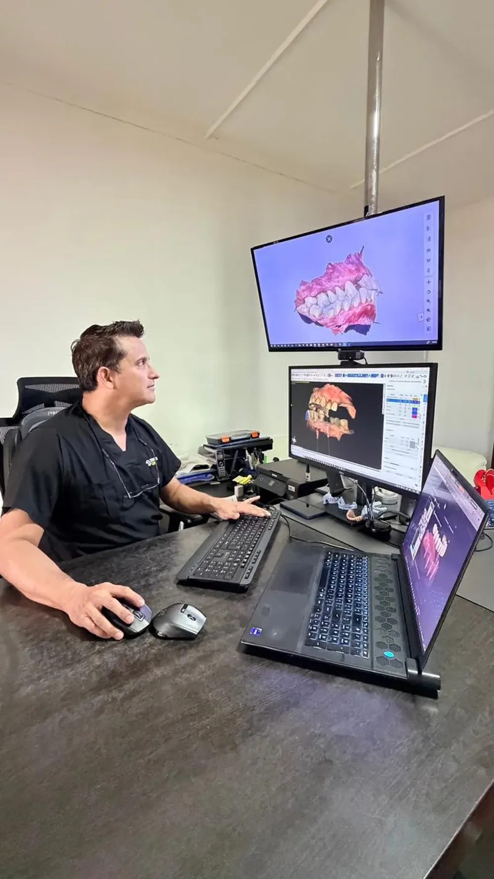 Dr. Roberto Catalán analizando una tomografía 3D en la plataforma de planificación digital